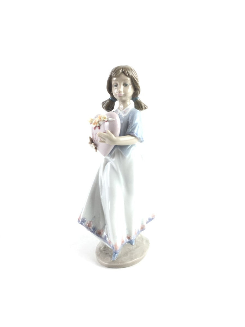 LLADRO EUROPEAN LOVE GIRL HOLDING HEART PORCELAIN FIGURINE 6155G