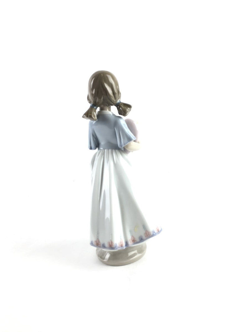 LLADRO EUROPEAN LOVE GIRL HOLDING HEART PORCELAIN FIGURINE 6155G